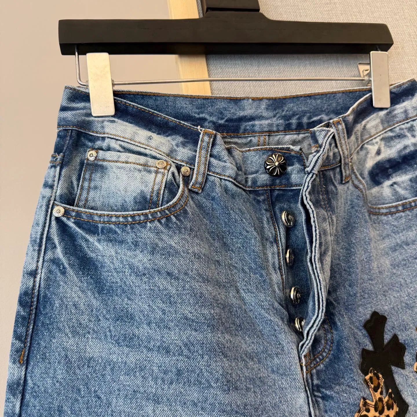 P280 Style number: D329 ChromeHearts Chrome washed blue contrasting patterned leather patch Chino workwear straight pants ceiling-level jeans, a pair is hard to find at the counter‼ ️About Zangyin✅This is an extremely luxurious fashion brand that can also be called the aristocracy of the high street. It has always been an exclusive brand for some hipsters or rich second generations. The color of this model is already very eye-catching by using a unique washed material. It is decorated with pink patch cross flowers, which cleverly highlights the charm of the brand. Secondly, this model adopts a classic high-waist cut design, which highlights the long legs and fashionable temperament of the upper body. The brand is highly recognizable and the slim-fitting configuration is more suitable for daily wear. The personality will be fashionable and the specifications can be seen at a glance. Materials and technology ✅ Needless to say, this point goes without saying. As an excellent craftsman brand, Zangyin's requirements for details and craftsmanship are really perfect. The washed color of this model has gone through a lot of processes, not to mention the embellishment of the denim appliqués. It is also purely handmade and sewn. Just like what they believe in, only handmade things have soul and have the meaning of wearing. A top-notch heavy-duty fashionable denim item, recommended by both hands‼ ️Color #Washed Blue Size #28-36 (s m l Pants opening 22 XXL waist 94 hips 118 pants length 110 pants opening 23